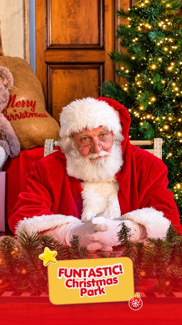 Babbo Natale alla sua scrivania, davanti all'albero di Natale